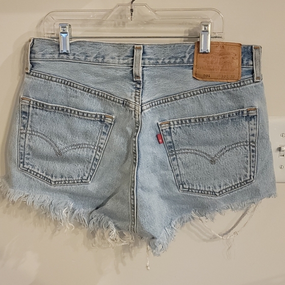 Levi's Distressed Shorts 33 in Waist - Picture 2 of 3